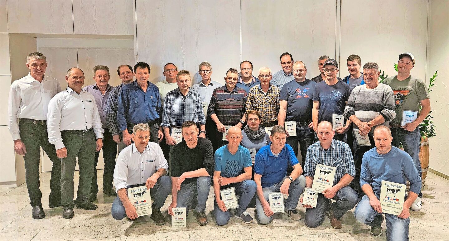 So viele erfolgreiche Zentralschweizer Holsteinzüchter wie noch nie konnten an der 23. Delegiertenversammlung für ihre langlebigen Kühe ausgezeichnet werden.