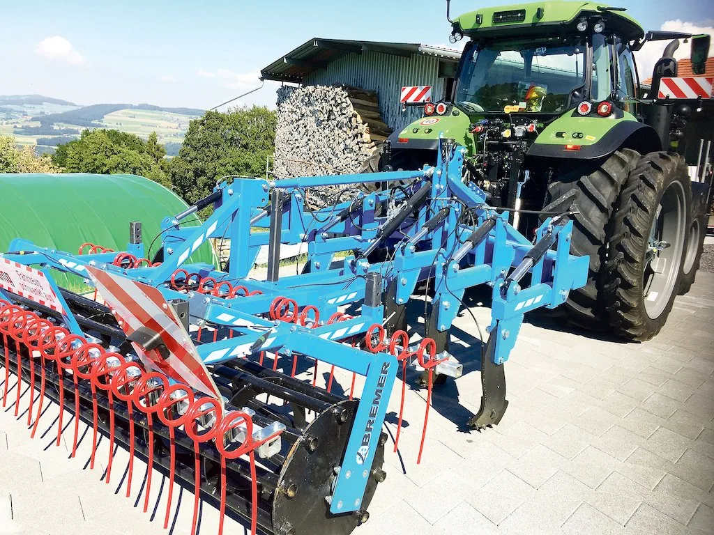 fcac061fbe1b8b0c8282548d8b68d3ac15098cb5 Bis auf eine Tiefe von 40 cm kann der Tiefenlockerer den verdichteten Boden belüften und das mikrobielle Leben mittels Einspritzung von Rottelenker aktivieren. Rund 150 Liter Rottelenker pro Hektare werden dabei aufgewendet. (Bild Krebs)