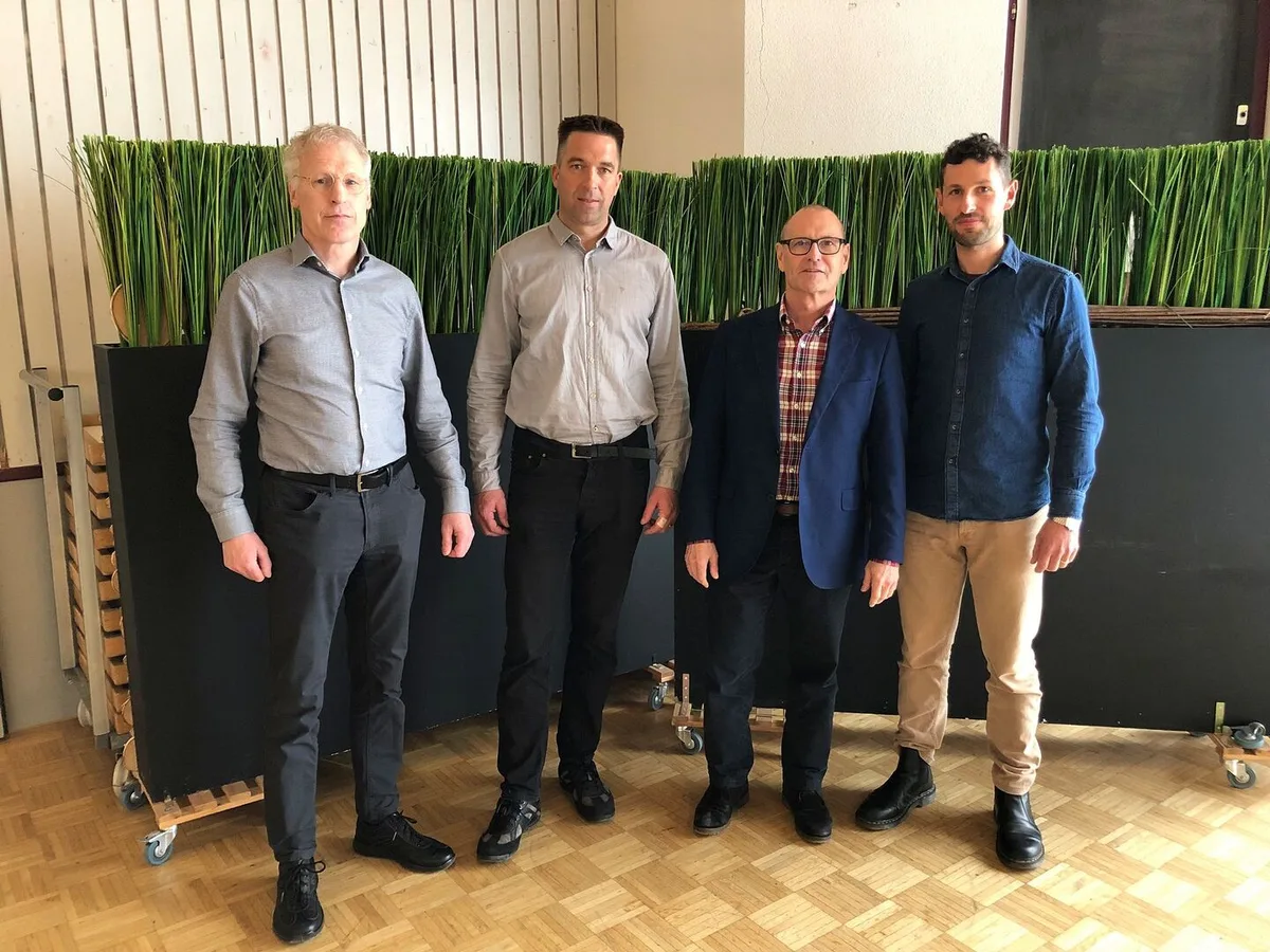 316c0ebdf53de02509ad7aed3c67ab2d644b19b5e823516ba2d72756a5939d7c Fritz Gerber und Kilian Zwick vom Verein «Nichts zu melden» mit Bernard Belk und Johannes Hunkeler vom Bundesamt für Landwirtschaft (BLW).