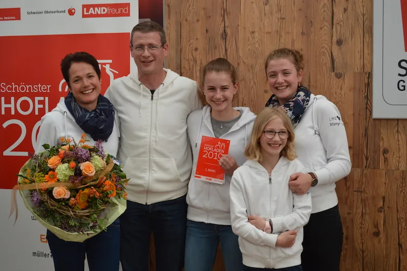 83c2d206c94bf47b49c681c3523b03f3e0e5f0c0 Familie Märki holte sich heute den Titel des schönsten Hofladen der Schweiz. (Bilder asa)