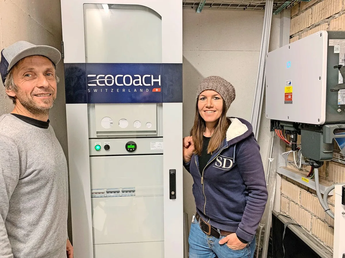 Bruno Stocker und Beatrice Koller vom Vogelhof in Neudorf haben schon letztes Jahr einen 65-kWh-Energiespeicher installiert, um mehr Solarstrom selber nutzen zu können. Der Speicher dient auch bei Stromausfall.