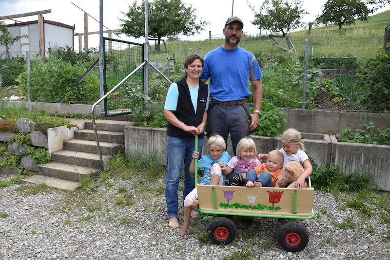71c8b6c6b4d586a81b23ad03dee3ad1b60af5cb6 Edith Suter mit Mann Simon und ihren Kindern. Trotz grosser Belastung machte sie den Fachausweis Bäuerin. (Bild Barbara Heiniger)