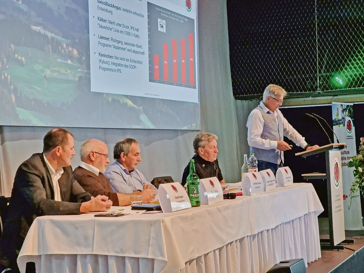 853778e8a54696eb3f3dad59cce465d7e1988d15defefed19eb5dd535c3f8669 IP-Suisse-CEO Christophe Eggenschwiler (1. v. r.) und Präsident Andreas Stalder (2. v. r.) befürchten, dass die Inflation den Druck auf die Natur erhöht.