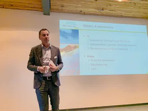 Martin Rufer vom Schweizer Bauernverband weist auf Hürden und Hemmnisse hin für die Produktion und den Absatz von erneuerbaren Energien in der Landwirtschaft.