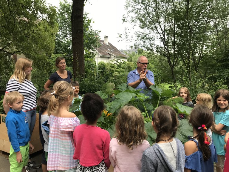 Die Kinder sind ob der Gemüsetruhen begeistert. (Bild OGG)