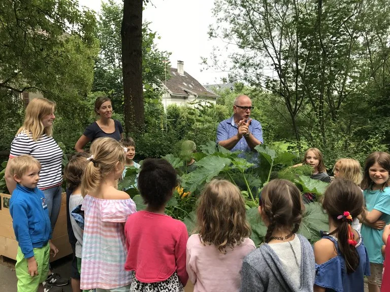 6c54f86ef2853809d73564e81fe2e2d0ad46e772 Die Kinder sind ob der Gemüsetruhen begeistert. (Bild OGG)