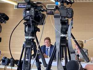 Albert Rösti im Fokus der Kameras: Die Präsentation der Kandidatur sorgte in Bern für grosses Medieninteresse.