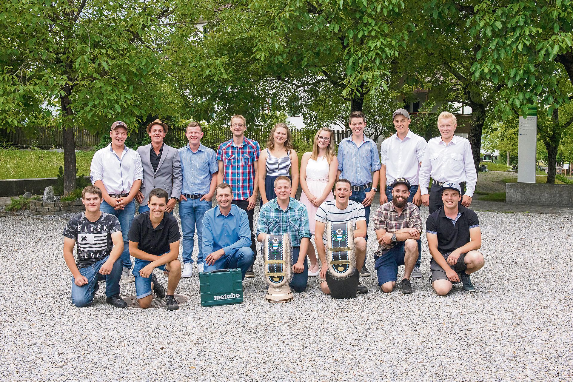 Ein erfolgreicher Jahrgang: 15 Landwirte und zwei Landwirtinnen nahmen vor Wochenfrist am LBBZ Schluechthof ihre Diplome entgegen.  (Bild LBBZ Schluechthof)