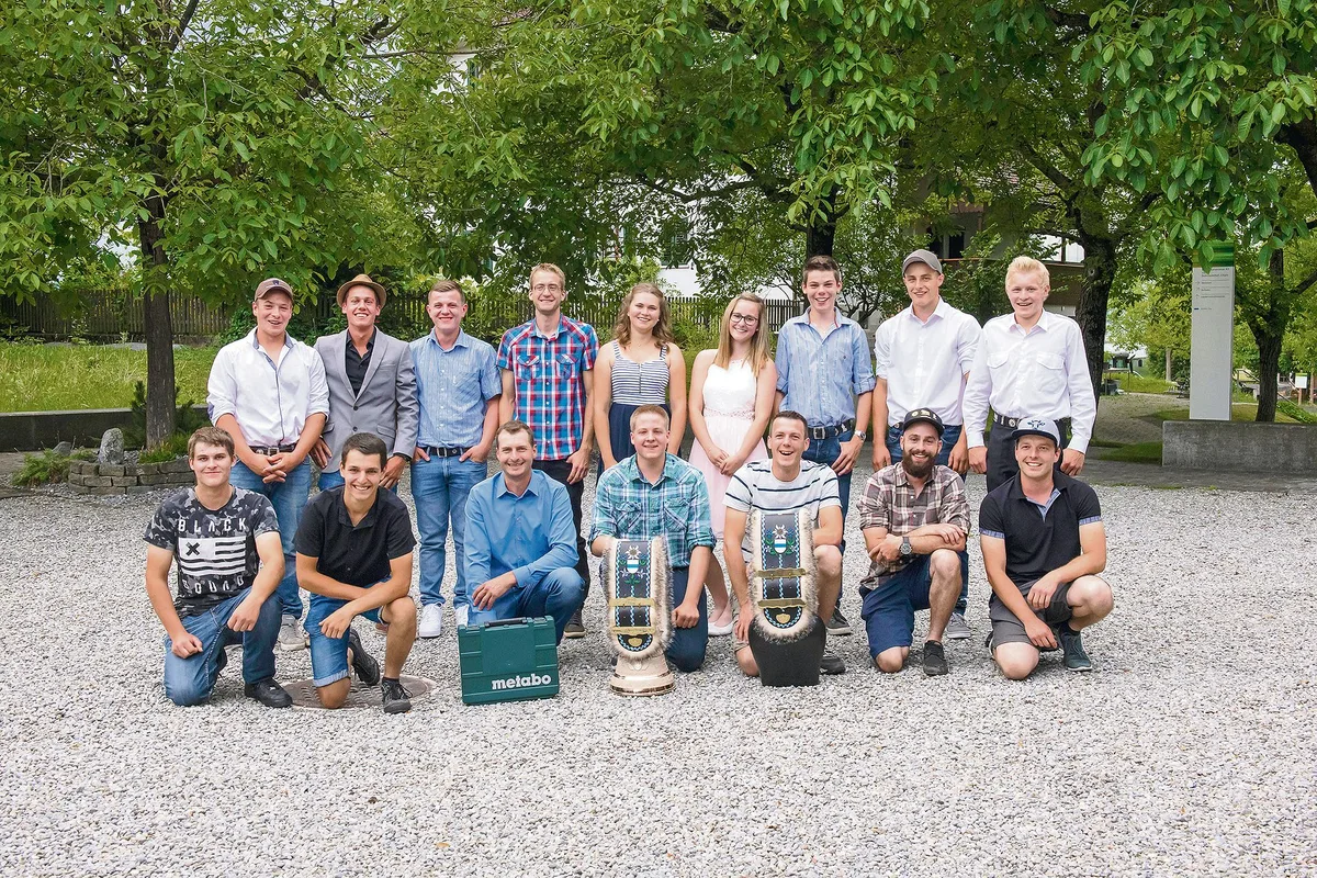 33b9e3da7c302c05e85ba553e5ce178c54c1bce5 Ein erfolgreicher Jahrgang: 15 Landwirte und zwei Landwirtinnen nahmen vor Wochenfrist am LBBZ Schluechthof ihre Diplome entgegen. (Bild LBBZ Schluechthof)