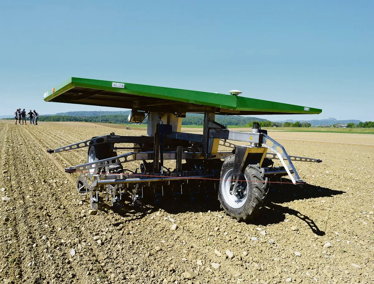 5ec22cba1871b90ce5a1d44901fdc604ea23b289 Gutes Beispiel für die Kombination aus Nachhaltigkeit und hoher Produktivität: Der Jätroboter Farmdroid, der heuer im Thurgau im Einsatz stand.(Bild Stefanie Giger)