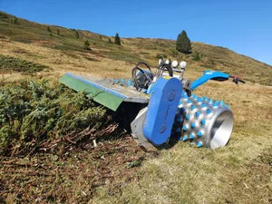 Mulchen ist ein schlagkräftiges Instrument im Kampf gegen die Verbuschung. Doch der Einsatz eines Mulchers ist nicht überall möglich - und er ist nicht unumstritten.