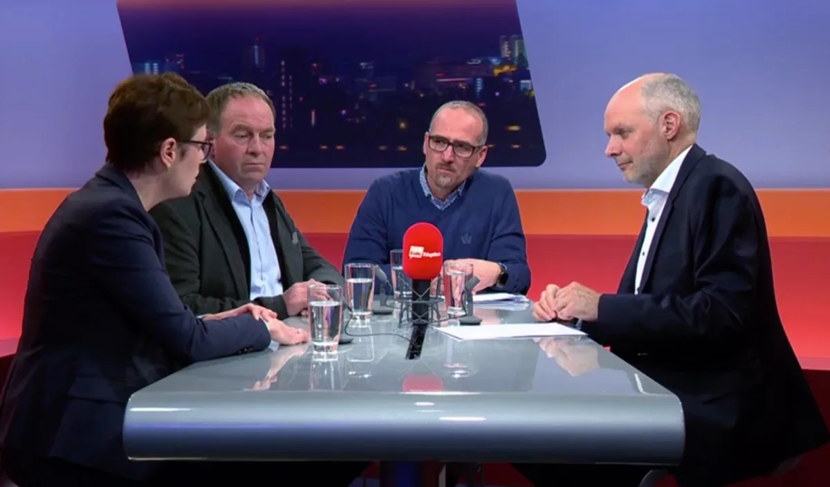 87b48c9db6f5f3bb6a09bba000fb5bc2548d9d0e Es diskutierten (v.l.n.r): Alda Breitenmoser, Leiterin des Amtes für Verbraucherschutz des Kantons Aargau, Alois Huber, Landwirt und Präsident des Aargauer Bauernverbandes, Nachbar und Ex-Gemeindeammann Oftringens Martin Bhend und Moderator Rolf Cavalli (Bild Screenshot Tele M1)