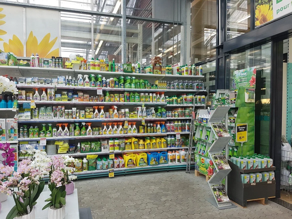 7c65d26b8960064a8a093a577c9a2c9cc8d3fa6a Im Gegensatz zu Landwirtinnen und Landwirten sind Laien, die im Detailhandel Pfalnzenschutzmittel kaufen können, nicht im Umgang damit geschult. (Bild Umweltamt des Kantons Jura)