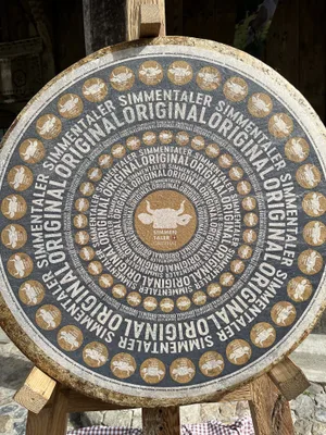 Der «Simmentaler Original» ist ein Hartkäse, der eine Propionsäuregärung durchgemacht hat, gefolgt von einer Schmierreifung.