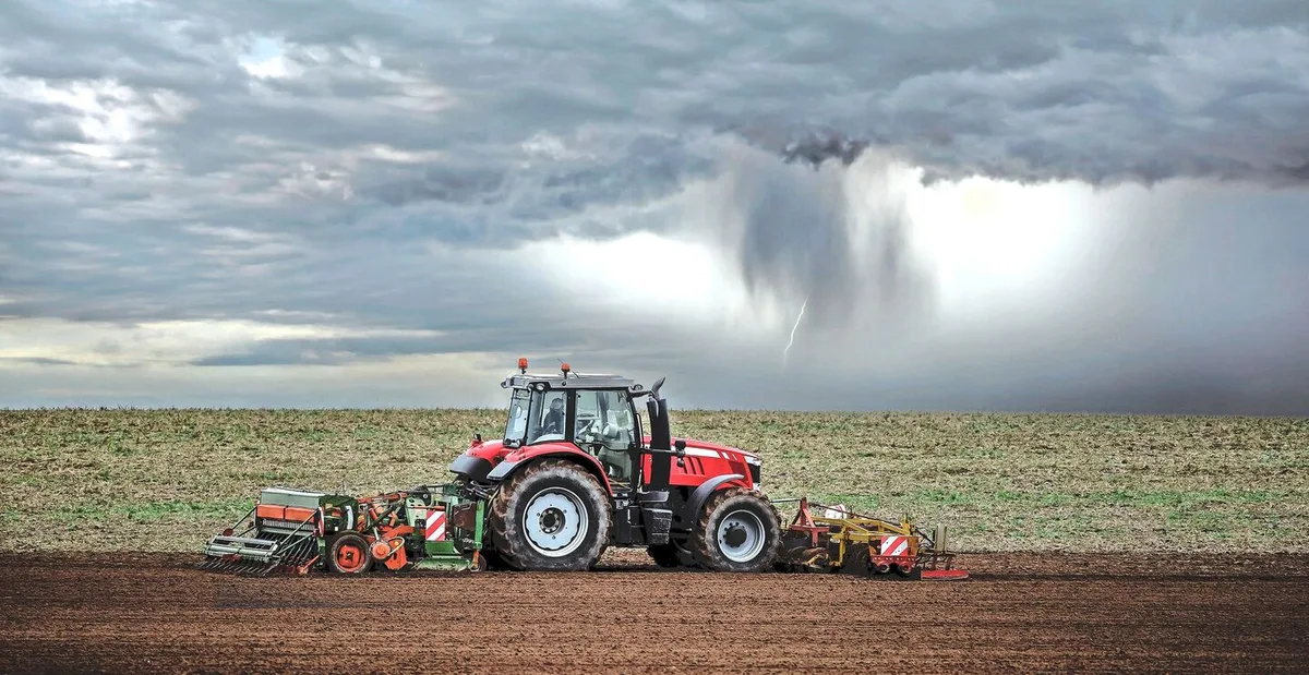 Ist der Regen vorüber und der Boden genug trocken, geht es los mit den Feldarbeiten. Die Landwirte wären bereit, bei Kulturen wie der Kartoffel drängt die Zeit.