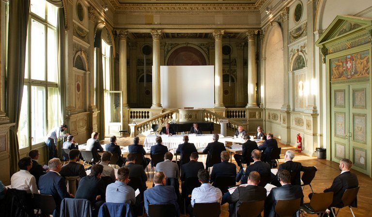 Hier tauschen sich Vertretern aus der Landwirtschaft und Wirtschaft  die Zukunft der Schweizer Landwirtschaft in einer digitalisierten Welt aus. (Bild fenaco)