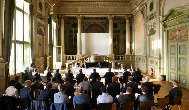 d8da7537cfb385db672bd8d66c4b766fff301f16 Hier tauschen sich Vertretern aus der Landwirtschaft und Wirtschaft die Zukunft der Schweizer Landwirtschaft in einer digitalisierten Welt aus. (Bild fenaco)