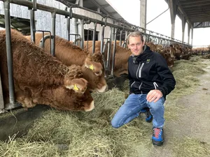 Pirmin Adler aus Oberrüti mit den Limousin-Mutterkühen. Den Tieren füttert er Zeolith, dieses Natursilikat bindet Ammonium schon in der Kuh. Zudem arbeitet er mit Pflanzenkohle. (Bild js)
