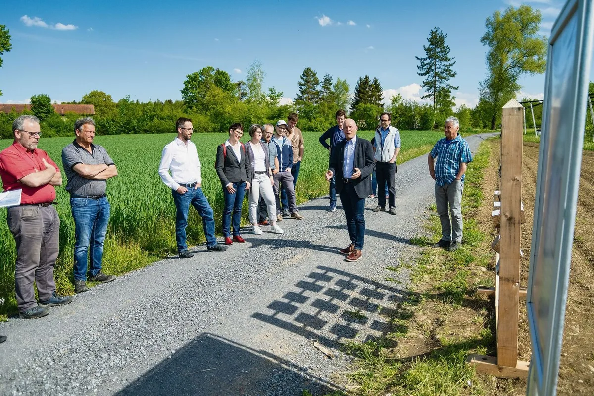 8043360fa70c532bf459be0e6a0e46cf93dd330ddca703f5b2533311e7cd3bed Perfekt für Laien, befand Josef Burri von Landwirtschaft Aargau bei der Saisoneröffnung des «Buurelandwegs».