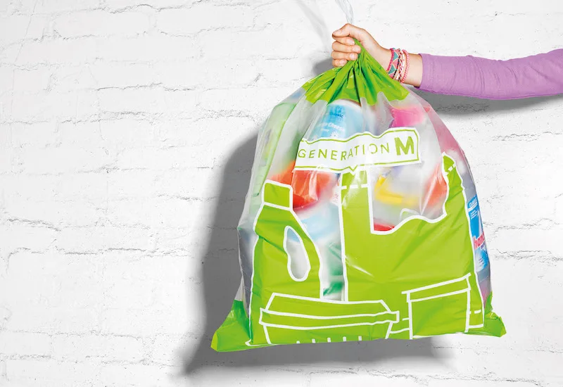 e87522b3f4e6d7e0c057eb583ec518a3fb291338 Die Verwendung von recycliertem Plastik aus den Sammelsäcken soll zur Ressourcenschonung beitragen, da damit neues Material für Verpackungen eingespart wird. (Bild Migros)