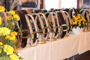 Die gravierte Glocke wird als Auszeichnung für 20 Jahre qualitativ hochwertiger Milch verliehen. (Bild VMMO)