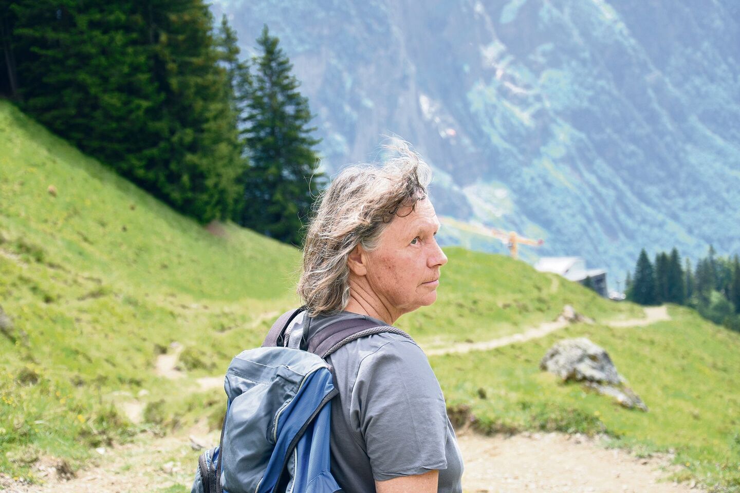 Trittsicher und immer mit offenen Augen für die Schönheit der Natur ist Silvia Linder auf der Alp unterwegs.