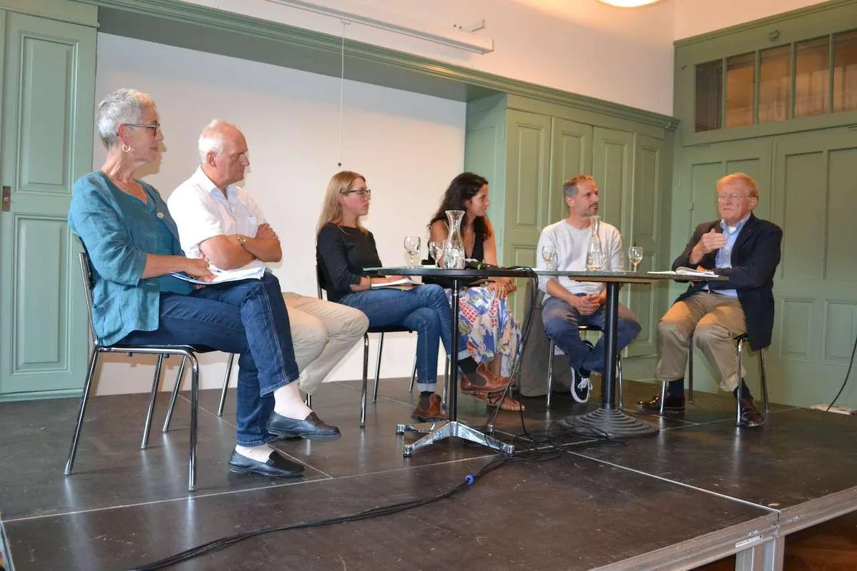 9668b0abd1eb9f1a431b7f1ee4762d04e5385015 Regina Fuhrer, Thomas Nemecek, Tina Siegenthaler, Moderatorin Alexandra Gavilano, Adrian Wiedmer und Thomas Cottier (v. l. n. r.) diskutierten über die Chancen regionaler Ernährung für einen nachhaltigen Konsum. (Bild jsc)