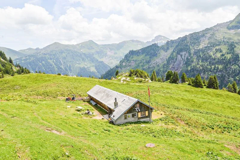 c0b9196ad4cdd202c8527ad4981b9d1488d80f82 Die Alp Meeren liegt an idyllischer Lage oberhalb des Walensees - zugänglich ist sie nur per Fussmarsch. (Bild Monalp)