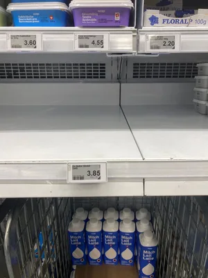 Ein Landwirt stand am Samstag, 21. März, in der Coop-Filiale in Zollikofen BE vor leeren Butterregalen.
