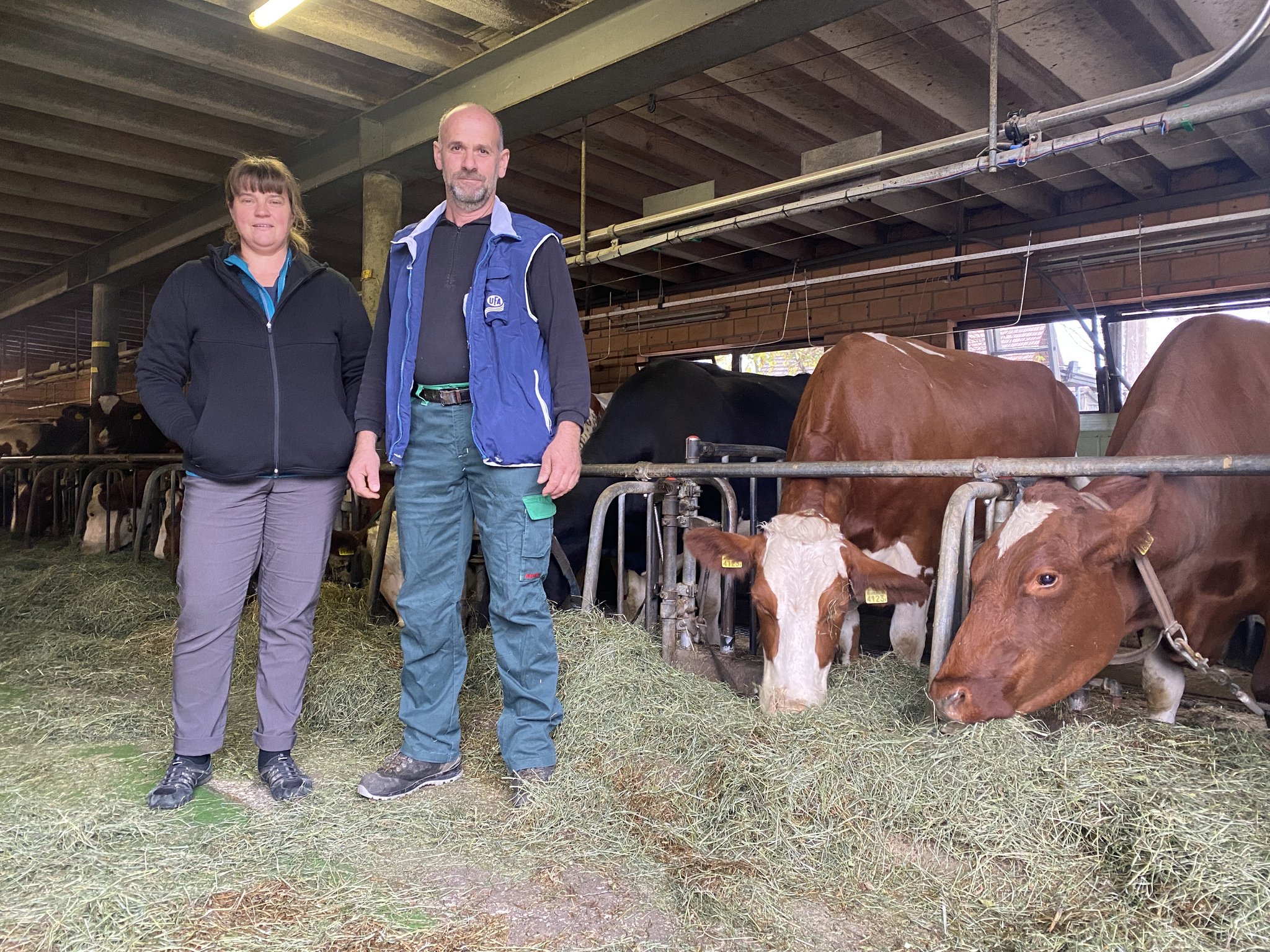 Karin und Hanspeter Röthlisberger in ihrem Stall in Walkringen BE. Seit 17 Jahren leben sie mit Personen auf dem Betrieb, die sich in einer Lebenskrise befinden. «Wenn wir ihnen zurück ins Leben verhelfen können, macht uns das stolz», so die Bäuerin.