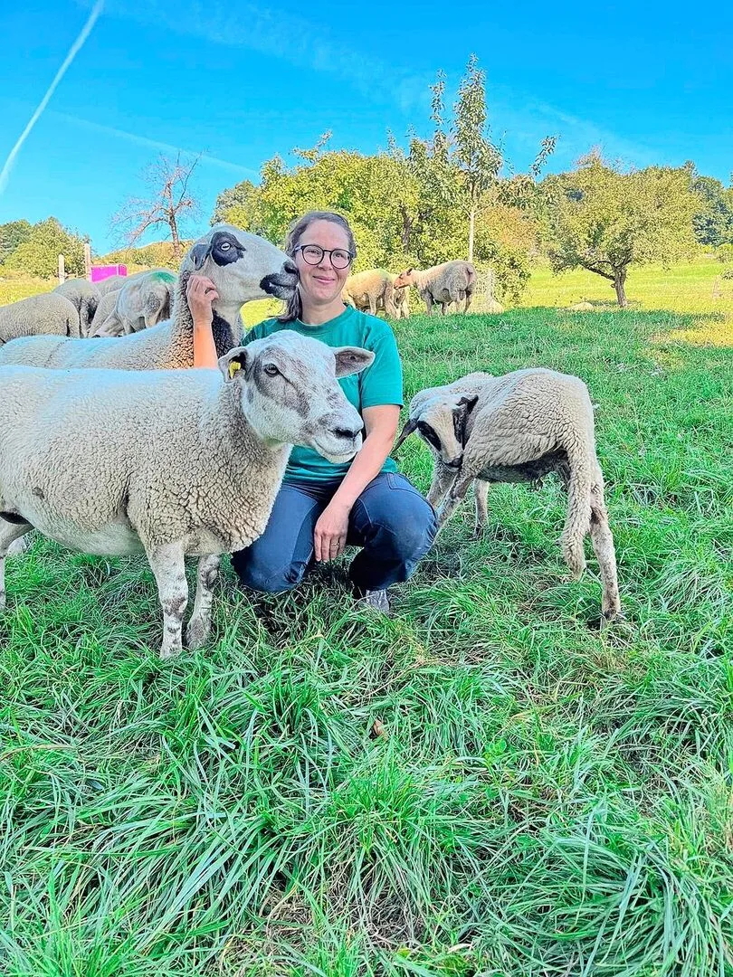 07008b916f533e0e29df54357112f04527e1e1a57ff14d85703fcf9683778e0f Karoline Schweingruber beginnt den Arbeitstag mit einer Kontrollrunde bei den Schafen.
