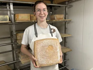 Sophie Bührer lernte das Käsen auf einer Alp im Berner Oberland. Das dabei erworbene Fingerspitzengefühl nutzt sie für die Herstellung ihrer Hartkäse.