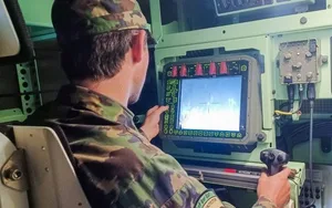 Die Armee setzt einen Super Puma mit einer Infrarotkamera (FLIR) sowie zwei Spezialfahrzeuge mit Wärmebildkameras ein, um Glutnester zu erkennen.
