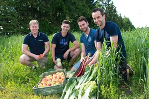 Mit drei Freunden hat Maxime d'Autheville (2. v.l.) «Mange-moi comme je suis» zur Verminderung von Food Waste gegründet.