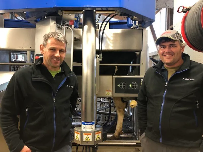 94fa88d7a03be368c233d9100cb0299663a71e61 Patrick Blum und Tobias Wey haben dank dem Roboter mehr Flexibilität. (Bild jba)