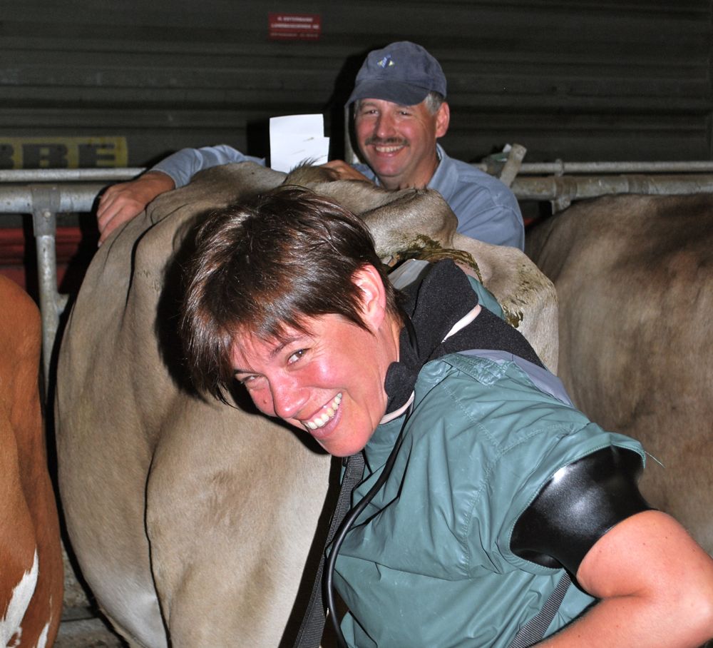Tierärztin Ursi Dommann überprüft die Trächtigkeit mit Hilfe eines Ultraschallgeräts. Landwirt Leo Stocker verfolgt die Untersuchung genau. (Bild: jsc)