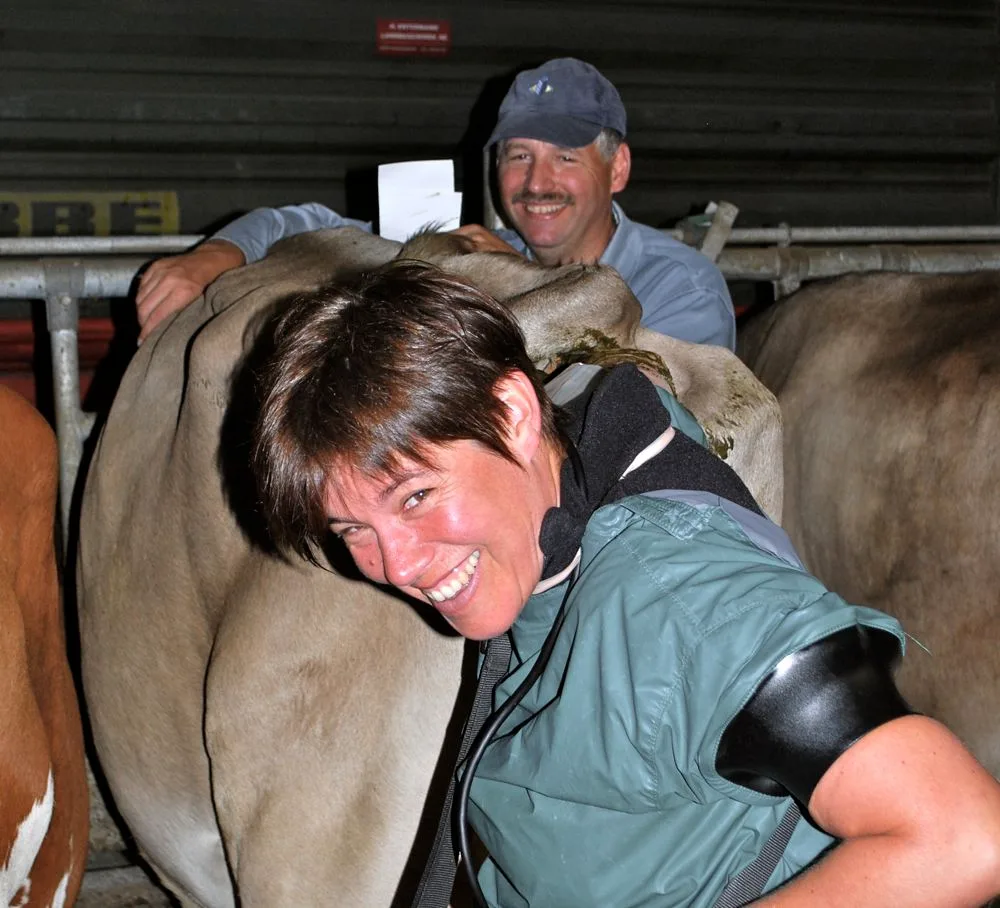Tierärztin Ursi Dommann überprüft die Trächtigkeit mit Hilfe eines Ultraschallgeräts. Landwirt Leo Stocker verfolgt die Untersuchung genau. (Bild: jsc)