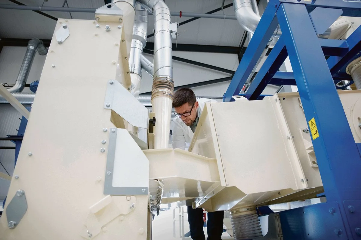 2ecc8f258ada645df0ba4a6ff071ab2b641b4fb7 «Agrar Dirigent» Emanuel Schütt begutachtet die neue Anlage, mit der das Unternehmen Hanfnüsse und andere Ölsaaten reinigen und schälen kann.(Bild Alpen Pionier)