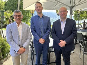 Geschäftsführer der landwirtschaftlichen Kreditgenossenschaft St. Gallen Bruno Inauen mit dem Referenten der Generalversammlung, Rechtsanwalt Michael Ritter, und Regierungsrat Beat Tinner, der auch Präsident der LKG ist (v.l.).