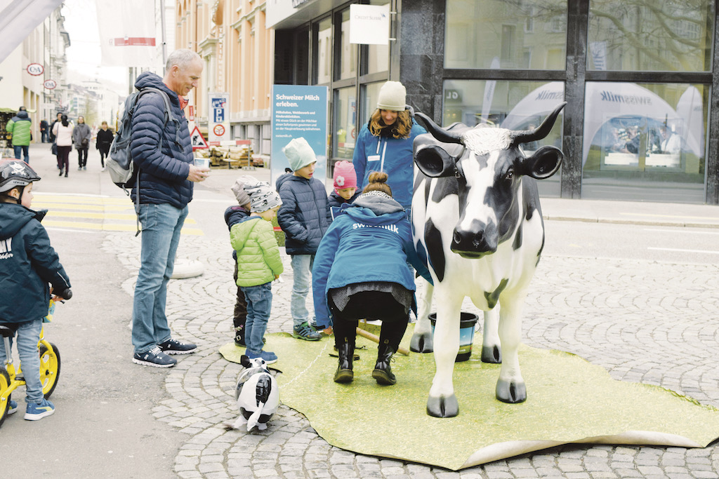 An 100 Standorten konnte man Milch «erleben». Hier ein Bild von der Aktion in St. Gallen. (Bild sgi)