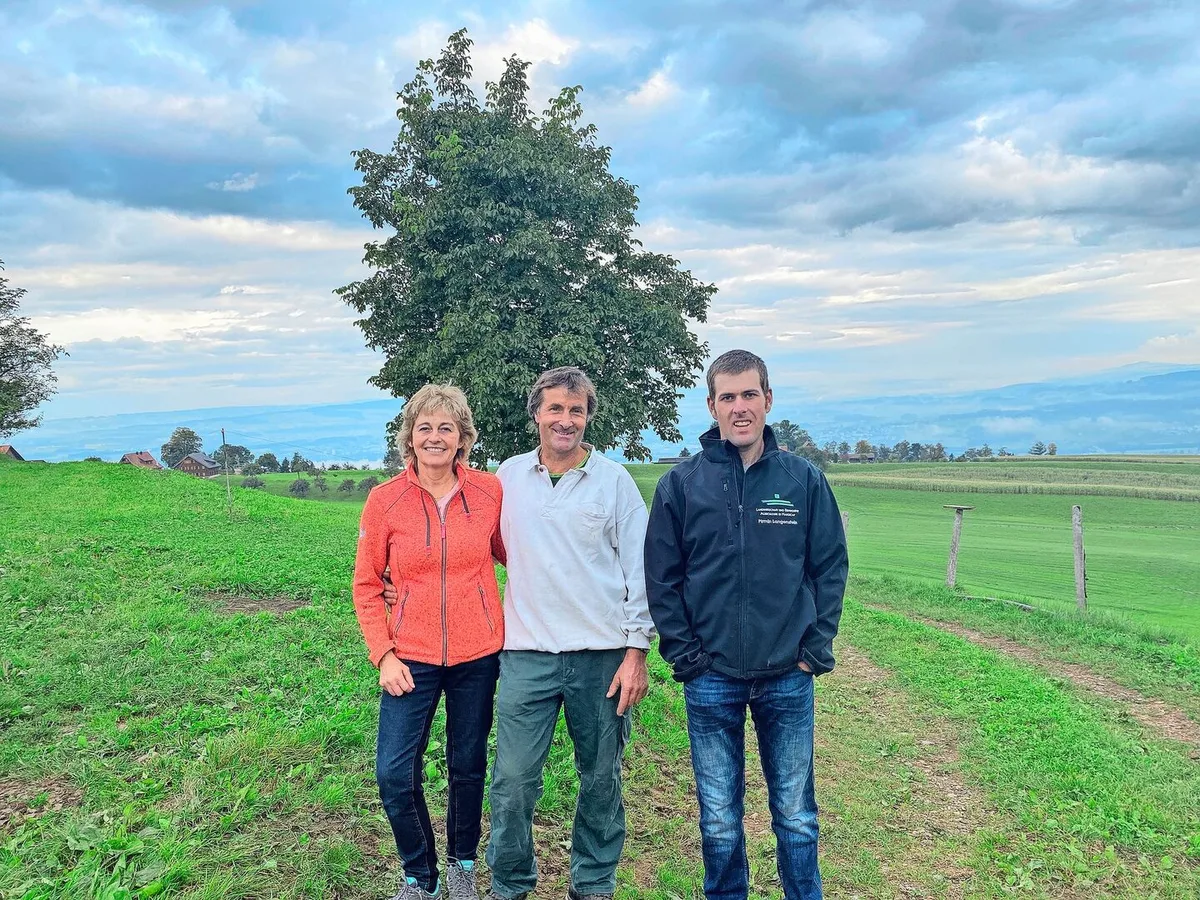 Bewirtschaften gemeinsam den Urihof: Susanne und Othmar Keiser mit dem LuB-Mitarbeiter Pirmin Langenstein.