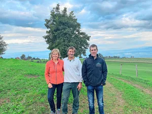 Bewirtschaften gemeinsam den Urihof: Susanne und Othmar Keiser mit dem LuB-Mitarbeiter Pirmin Langenstein.