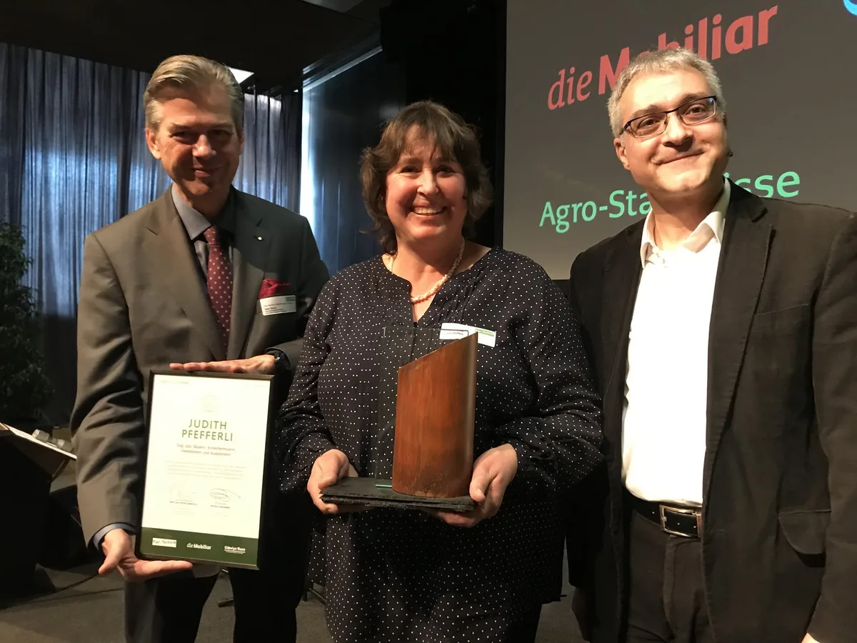 f6d3d5c3890fd4ee14ba53504df219ff5445ade3 Die Siegerin Judith Pfefferli mit den Jury-Mitgliedern Gian Bazzi und Pietro Beritelli. (Bild akr)