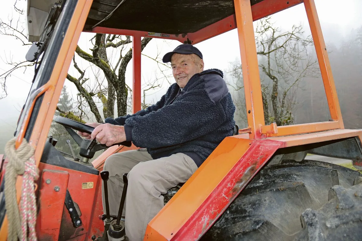 Der 91-jährige Landwirt Hans Vogt liebt seinen 30 Jahre alten Fiat-Traktor.