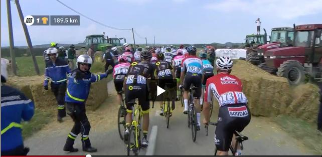 Eklat: Bauernprotest stoppt die Tour de France. (Screenshot SRF)