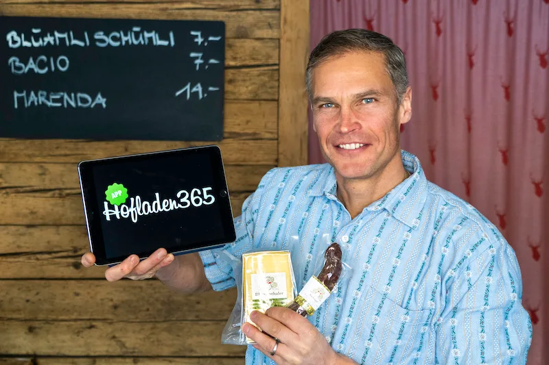9f619e6824af6fd7472e6539aa14c4926bfc9343 Mit der neuen App «Hofladen365» möchte Biobauer Renzo Blumenthal den Direktverkauf fördern und die Hofläden unter einem Dach vereinen. (Bild Susi Rothmund)