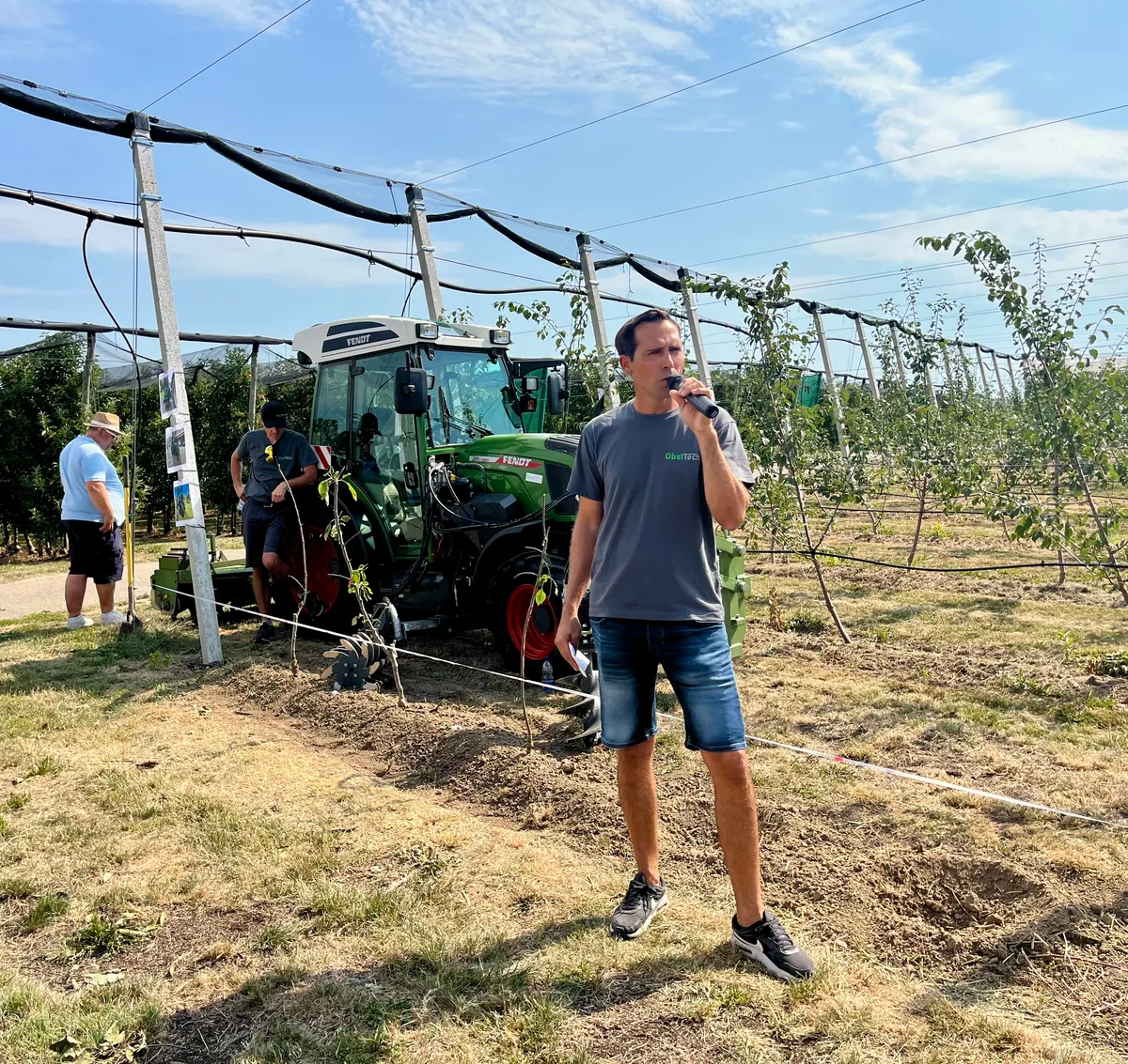 Obstproduzent Stefan Anderes sprach über die Vor- und Nachteile eines Pflanzbohrers bei der Pflanzung von jungen Obstbäumen.