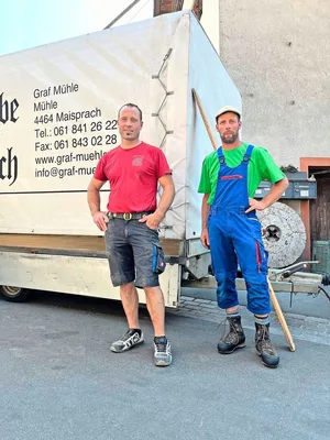 Die Brüder Samuel (l.) und Stephan Graf betreiben Getreidebau, Grossviehmast und eine eigene Kleinmühle.