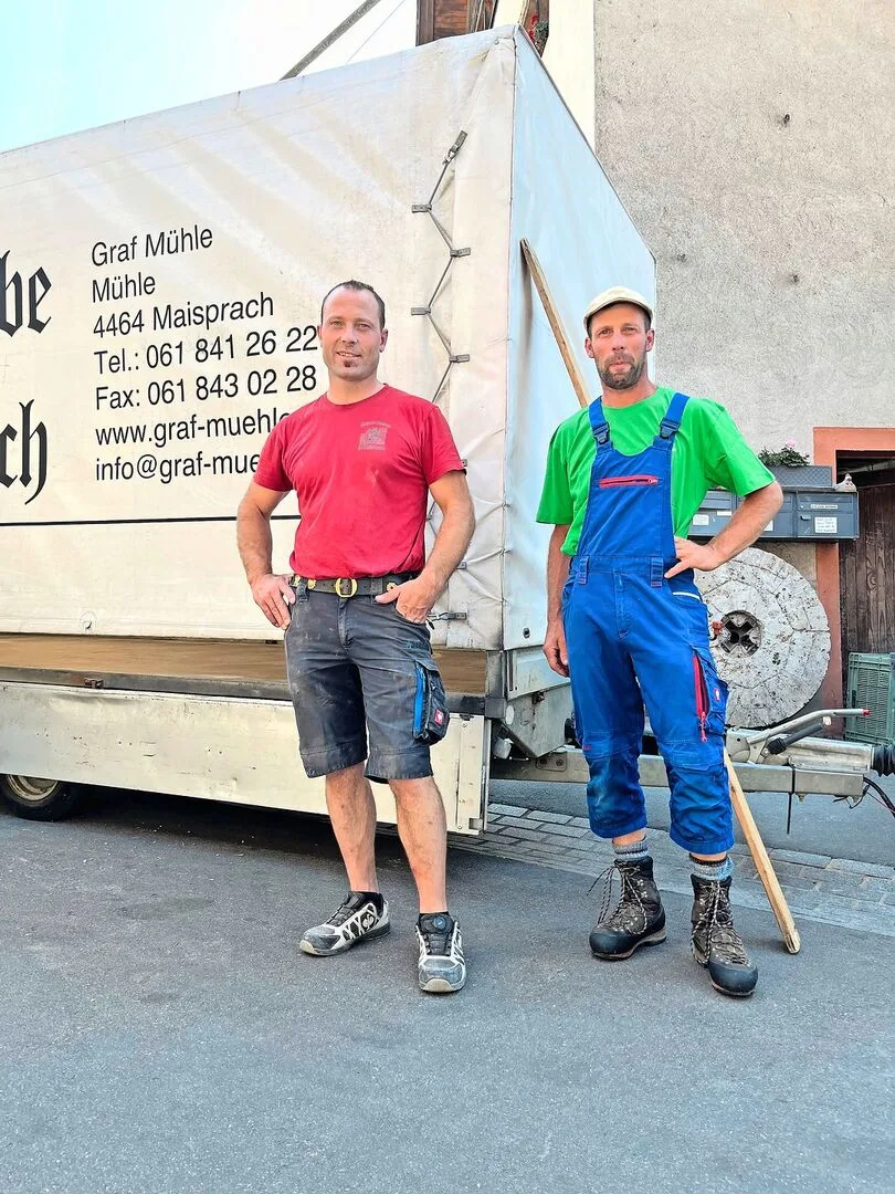 0677a2c320c455410f841361853f11fe1ce8749d712bc42e249f11e8832b5bea Die Brüder Samuel (l.) und Stephan Graf betreiben Getreidebau, Grossviehmast und eine eigene Kleinmühle.