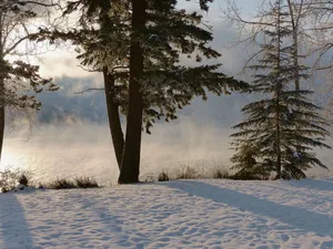 Winterliches Phänomen: Schiebt sich sehr kalte Luft über weniger kalte Gewässer, kann es sein, dass Seen zu «dampfen» beginnen.